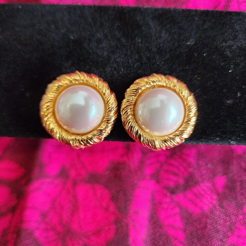 Vintage Gold Tone Metal Faux Pearl Nest Clip On Earrings.
